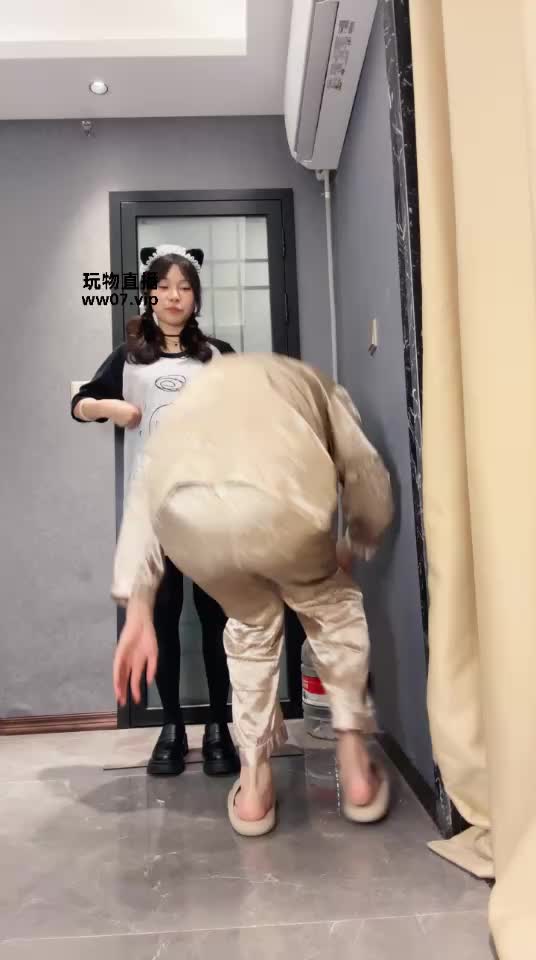 学生 双马尾 黑过膝袜 腿环 小皮鞋 调教 全体重踩踏 隔内裤 踩鸡 足交 倒计时