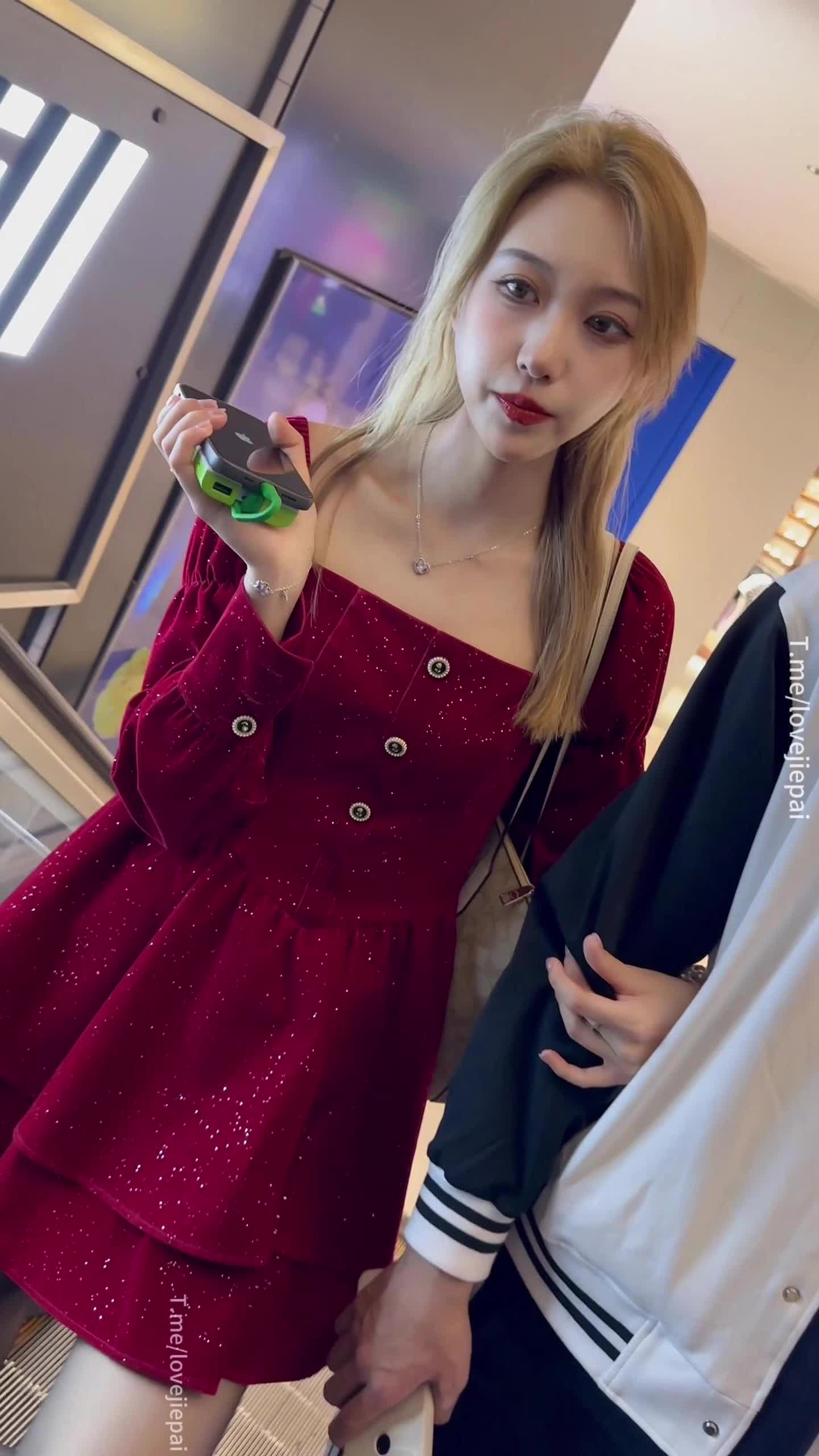 商城 抄底 偷拍 高颜值 黑丝 白色内内