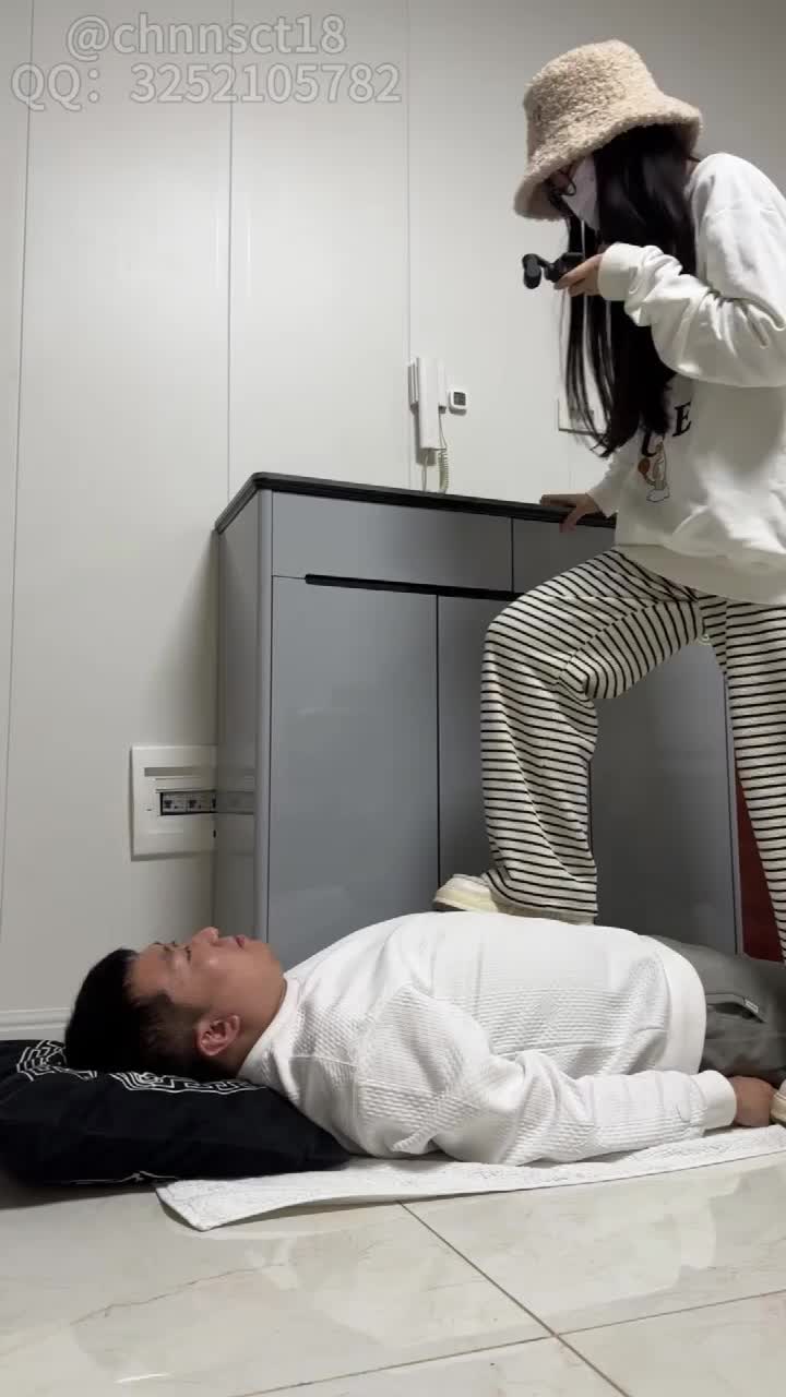 精神小妹 休闲裤 运动鞋 全体重踩踏 踩脸 隔板 踩鸡 裸足 足交