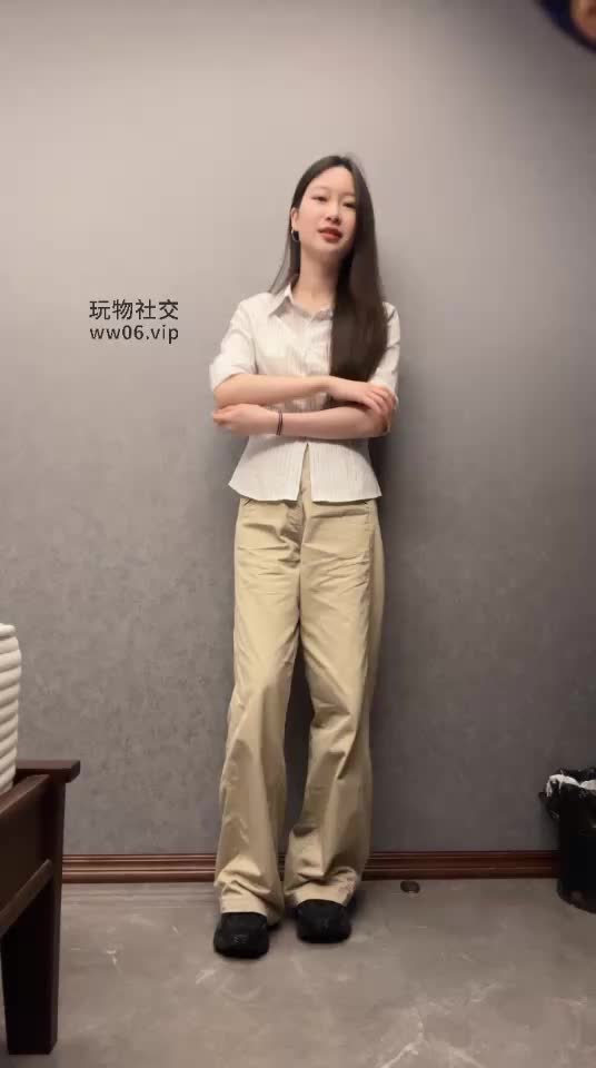 素人 运动鞋 白袜 踩脸 裸足 舔脚 踩鸡 隔内裤 足交 中指 倒计时