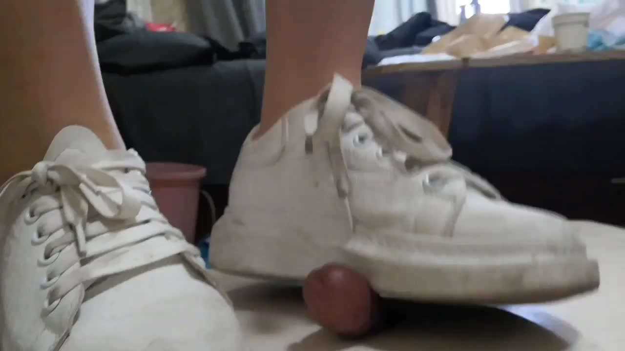 运动鞋 高跟鞋 双人 隔板 踩踏 鞋交