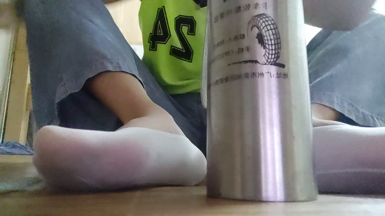 篮球服 牛仔裤 船袜 裸足 水杯 模拟足交