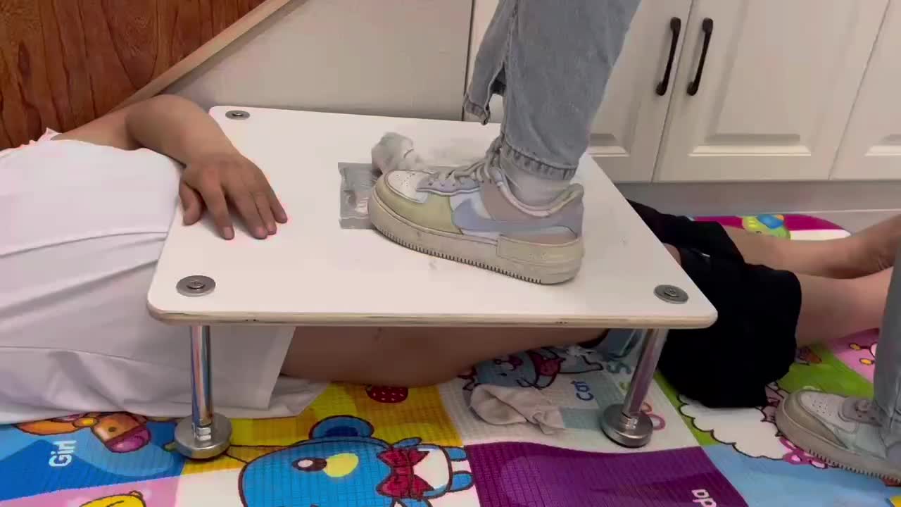 运动鞋 牛仔裤 隔板 全体重踩踏 踩鸡