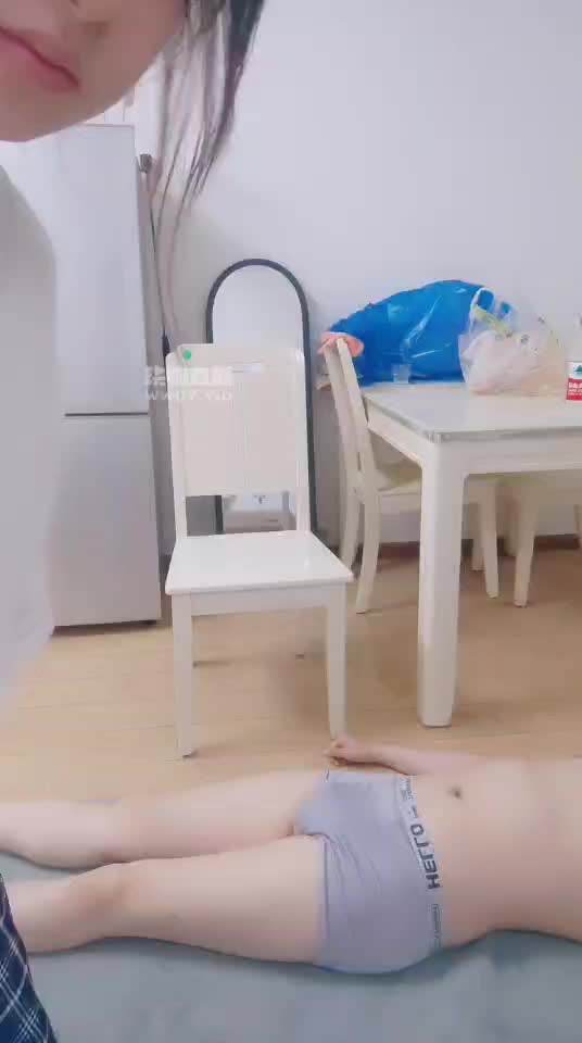 学生主甜甜 休闲裤 白袜 裸足 隔内裤 踩鸡 足交