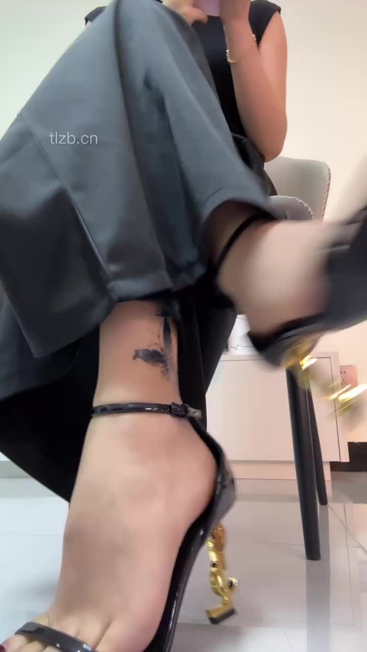 裸足 高跟 羞辱 撸管指挥 红绿灯 倒计时