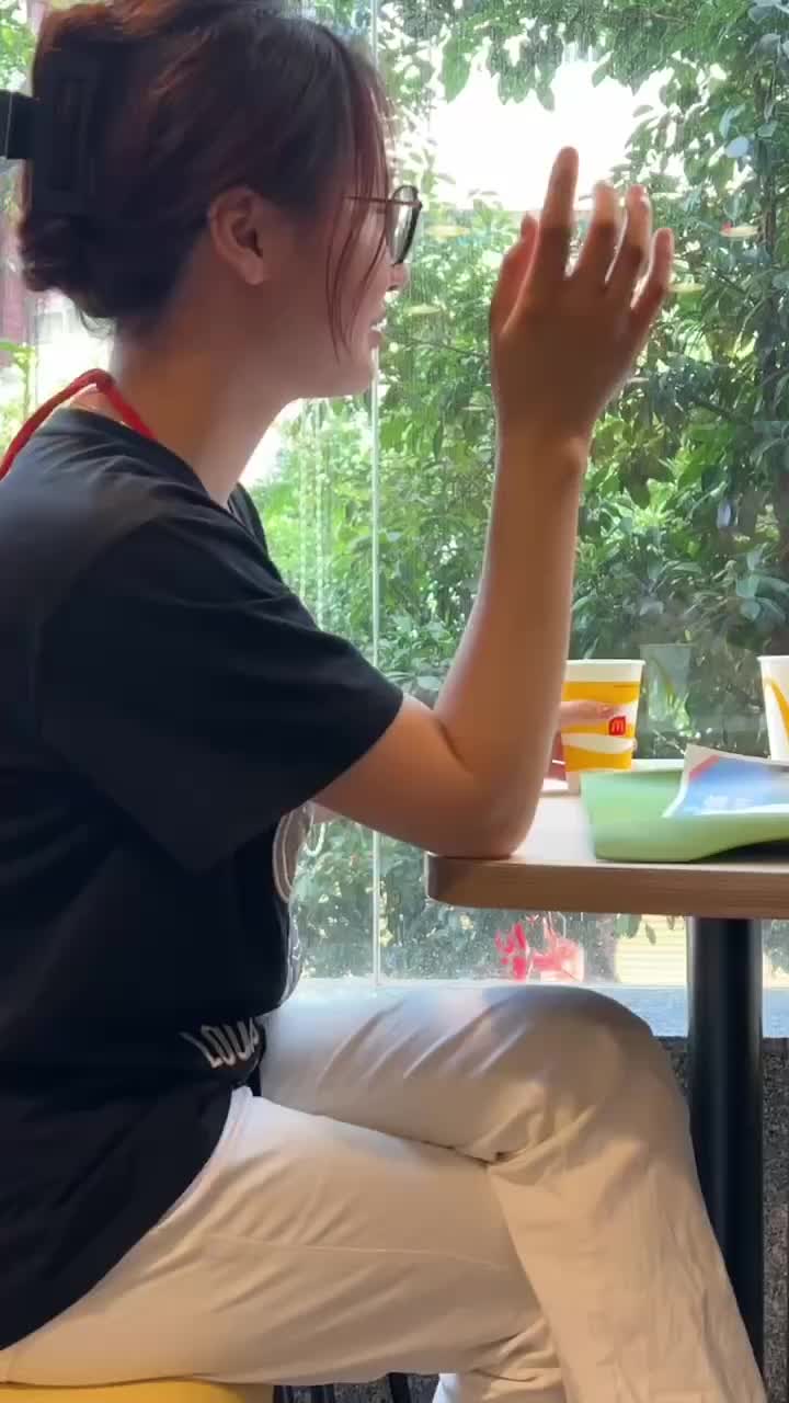 素人 运动鞋 裸足 餐厅偷拍