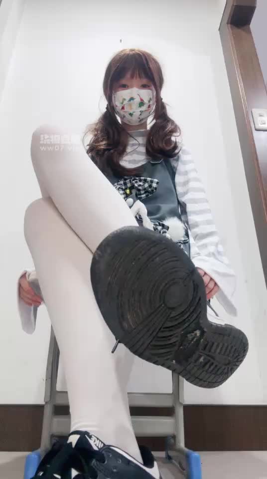 双马尾 白过膝袜 运动鞋 小皮鞋 鞋底 羞辱 撸管指挥 倒计时 盯
