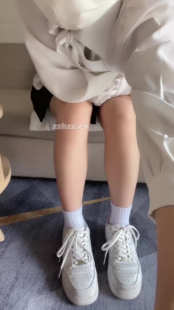 百褶裙 运动鞋 空军一号 白袜 裸足 秀足 羞辱 红绿灯 撸管指挥