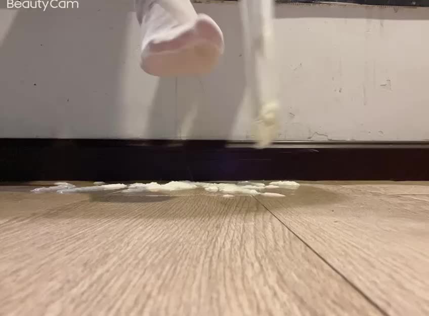 白丝 裸足 踩酸奶 21年的老资源没有流出