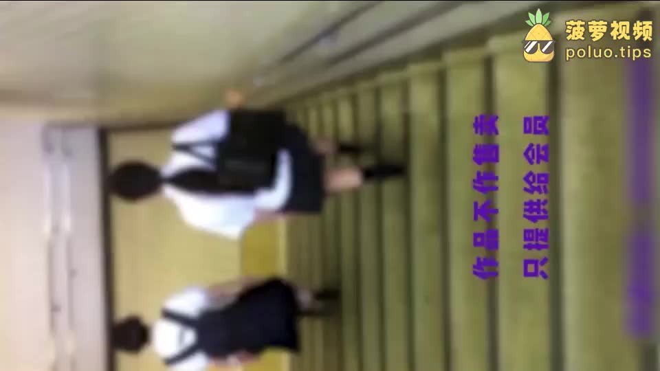 日本 地铁猥亵 跟踪高中生 JK  校服 洛丽塔 在拥挤的地铁上强摸学生的奶子学生恐惧的不敢抬头低头不语
