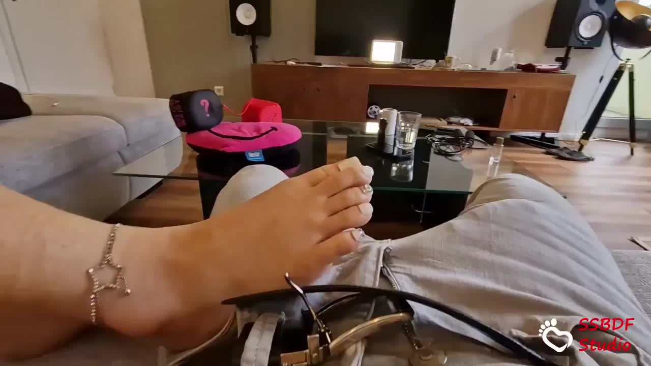 露脸 裸足 足交 背身足交