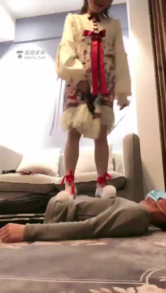 lolita 全体重踩踏 羞辱