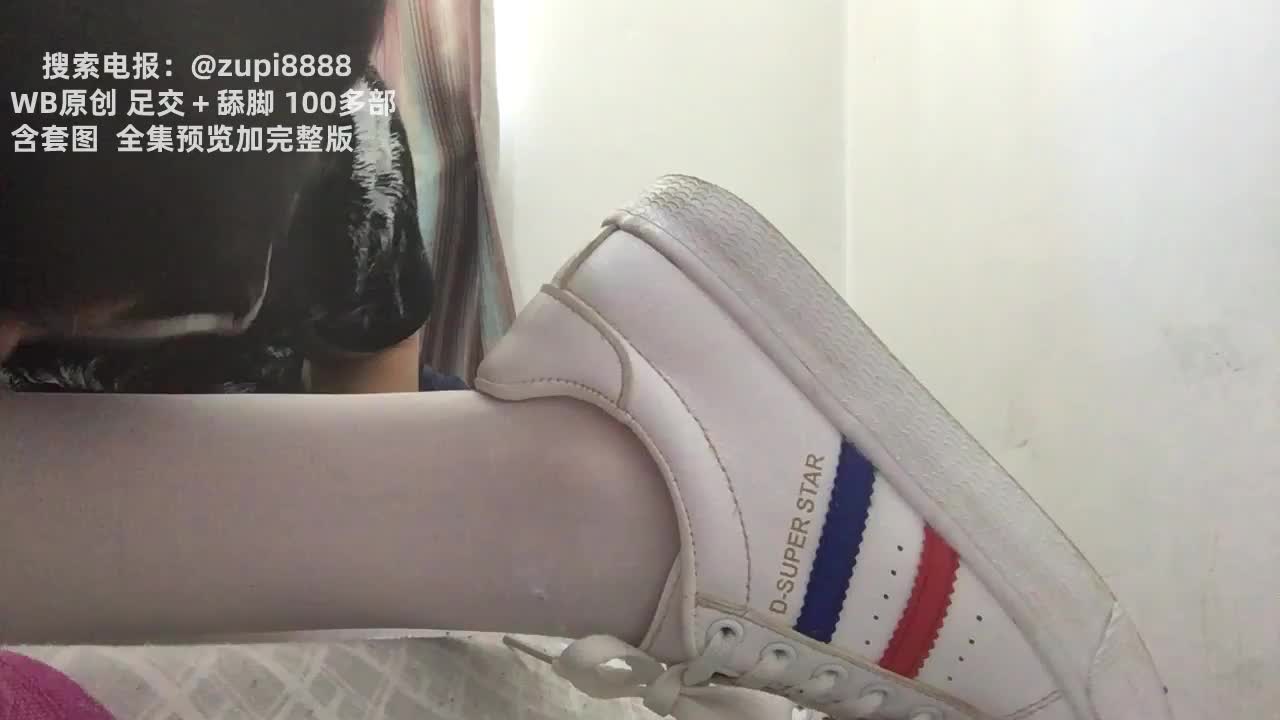 白丝 裸足 闻脚 舔脚